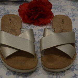 IZOD GOLD TONE SANDALS SIZE 9M